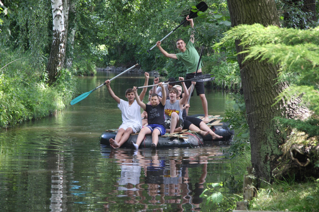Jugendliche auf dem Floß im Spreewald